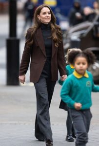 Kate-Middleton-visits-the-National-Portrait-Gallery-in-London